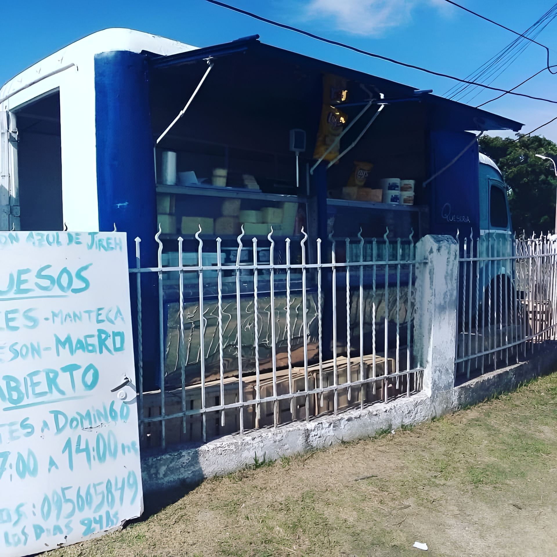 El camión azul con su cartel de quesería