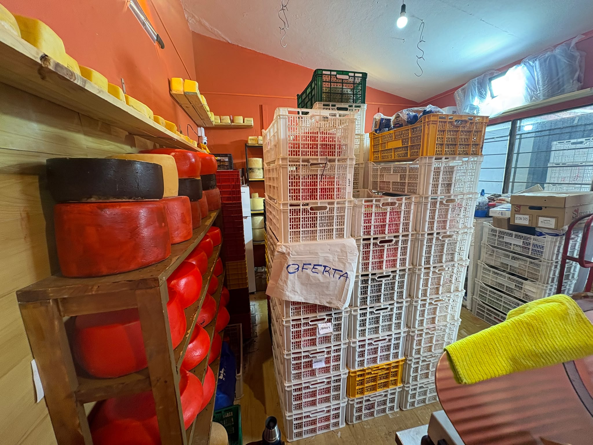 La bodega de quesos del Local Paso Carrasco, con gran cantidad y variedad de productos
