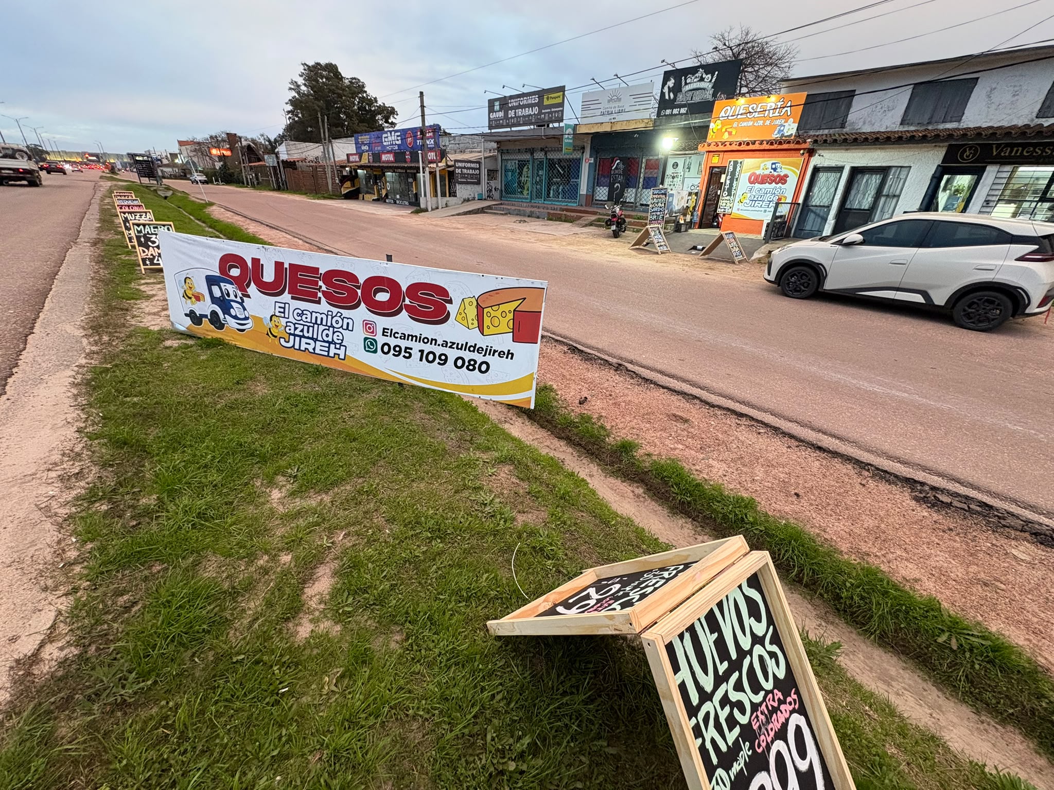 Vista exterior de nuestro local de Ciudad de la Costa exhibiendo sus icónicos pizarrones en Av. Giannattasio